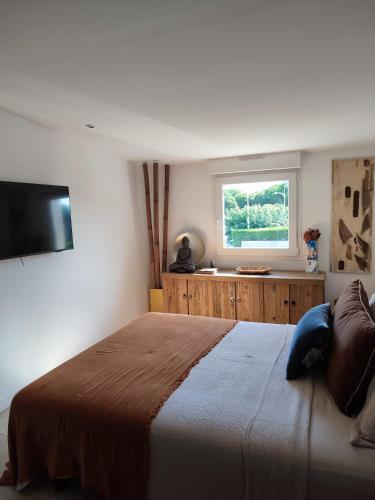 En eller flere senge i et værelse på Appartement au Grau du roi