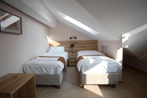a room with two beds and a table in it at Soul River e cucina in Pančevo