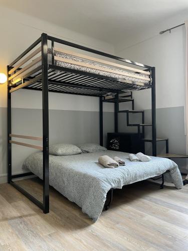 - une chambre avec des lits superposés noirs dans l'établissement Studio Place Castellane, à Marseille