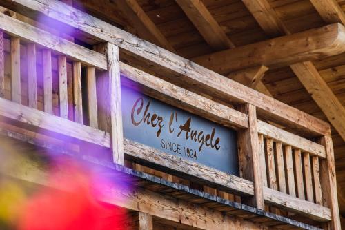 a sign on the side of a wooden building at Chez L'Angèle in Les Gets