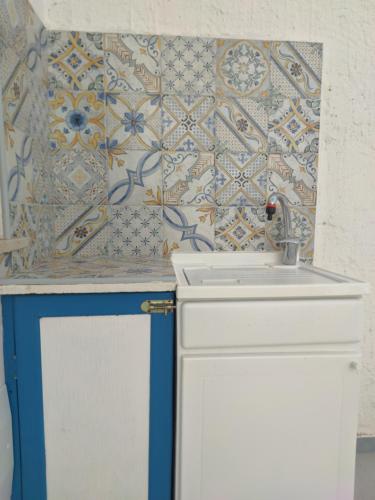 łazienka z umywalką i ścianą w obiekcie Vento del sud w Trapani