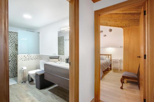 Casa Marhec في تاكورونتي: حمام مع مغسلة وسرير في الغرفة