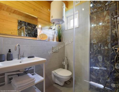uma casa de banho com um WC, um lavatório e um chuveiro em Amara Houses em Rewal