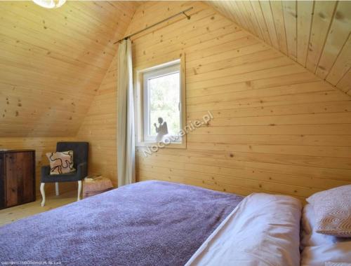 Un dormitorio con una cama grande y una ventana en Amara Houses, en Rewal