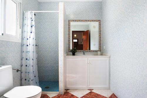 Villa Juana في كونيل دي لا فرونتيرا: حمام مع حوض ومرآة