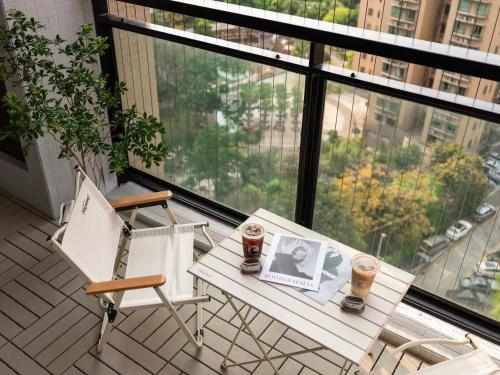 d'une table et de chaises sur un balcon avec vue sur la ville. dans l'établissement Guangzhou MOMA City Apartment, à Canton