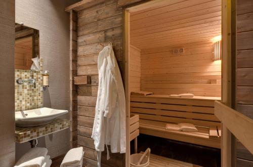 a bathroom with a sauna with a sink and a tub at Rochester Champs Elysees in Paris
