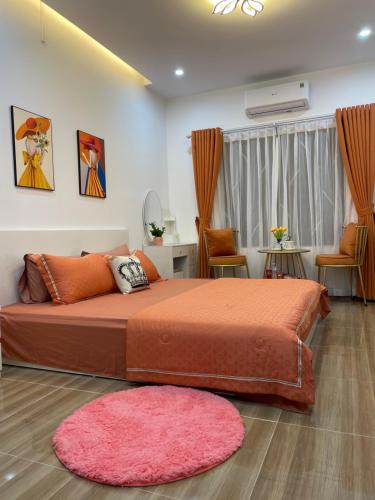 1 dormitorio con 2 camas y alfombra rosa en Nhà Nghỉ Huyền Anh en Hanoi