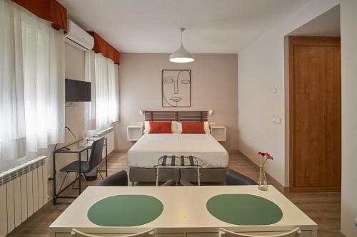 Μια τηλεόραση ή/και κέντρο ψυχαγωγίας στο Apartamentos Los Arroyos