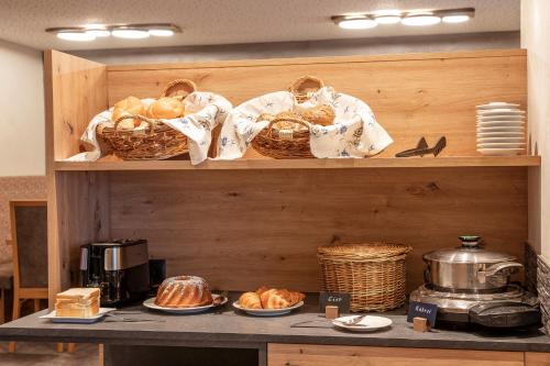uma prateleira com cestos e pães em Haus Manfred em Sölden