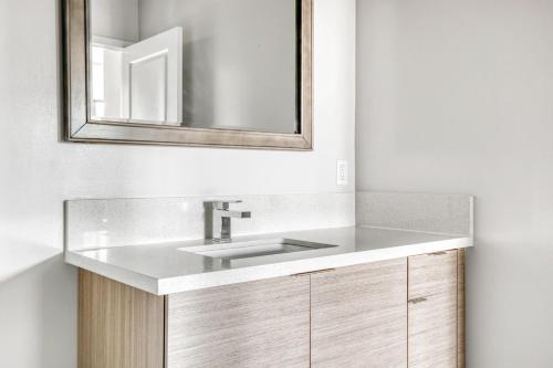 ロサンゼルスにあるNorth Hollywood 2br w pool gym prime NoHo LAX-921の洗面台と鏡のあるバスルーム