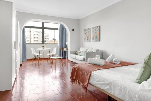 1 dormitorio con 1 cama y sala de estar en Wonderful Shared Apartment in Alfornelos - NEAR METRO! en Lisboa