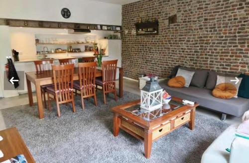 Hoeve op de Meer في ماستريخت: غرفة معيشة مع أريكة وطاولة