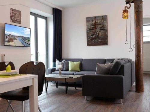 sala de estar con sofá y mesa en Ohlerich Speicher App_ 24 en Wismar