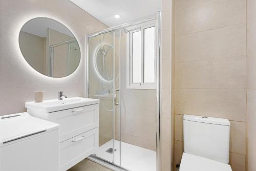 baño con lavabo y espejo en Pineapple Canasteros 7, en Málaga