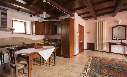 eine Küche mit einem Tisch und einem Esszimmer in der Unterkunft Casa Vacanze Piantamori in Cerreto di Spoleto