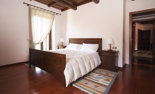 Un dormitorio con una cama grande y una ventana en Casa Vacanze Piantamori, en Cerreto di Spoleto