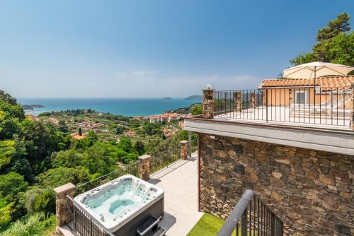 uma banheira numa varanda com vista para o oceano em Villa Passione em Lerici