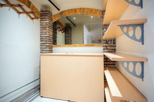 アギオス・ニコラオスにあるLake Spirit Apartmentの階段と鏡のある部屋