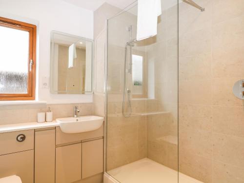 W łazience znajduje się szklana kabina prysznicowa i umywalka. w obiekcie Lapwings w mieście Fareham