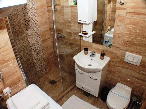 A bathroom at Apartments Popovic