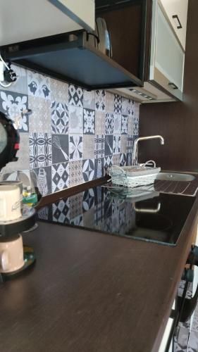 バーリにあるAtticoCinqueのタイル張りの壁、シンク付きキッチンカウンター