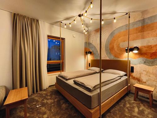 een slaapkamer met een schommelbed in een kamer bij Pula Residence Rooms and Apartments Old City Center in Pula