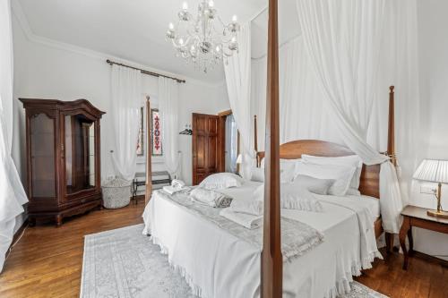 Giường trong phòng chung tại Boutique Villa Anna Varos
