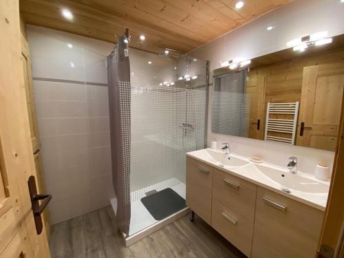 une salle de bain avec douche et lavabo dans l'établissement Charmant appart 4 pers. avec chambre indép., terrasse, Wi-Fi, parking, skis, proche Crest-Voland - FR-1-733-110, à Crest-Voland