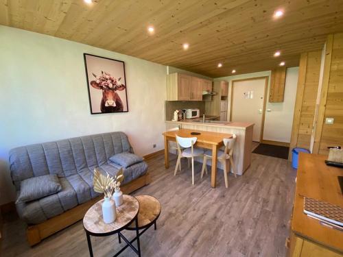 un salon avec un canapé et une table dans l'établissement Charmant appart 4 pers. avec chambre indép., terrasse, Wi-Fi, parking, skis, proche Crest-Voland - FR-1-733-110, à Crest-Voland