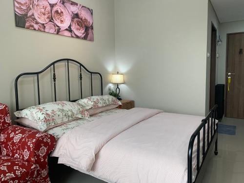 Gallery image of Royal Bed - Royal Sentul Park Apartment in Kedungmanggu