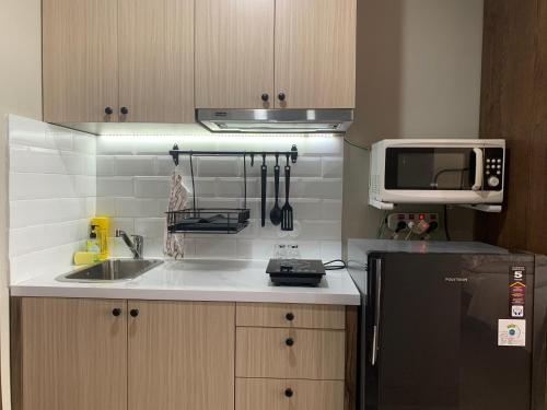 Virtuvė arba virtuvėlė apgyvendinimo įstaigoje Royal Bed - Royal Sentul Park Apartment