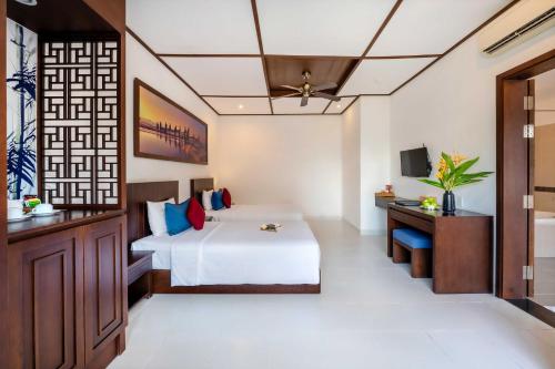 Postel nebo postele na pokoji v ubytování Tam Thanh Beach Resort & Spa
