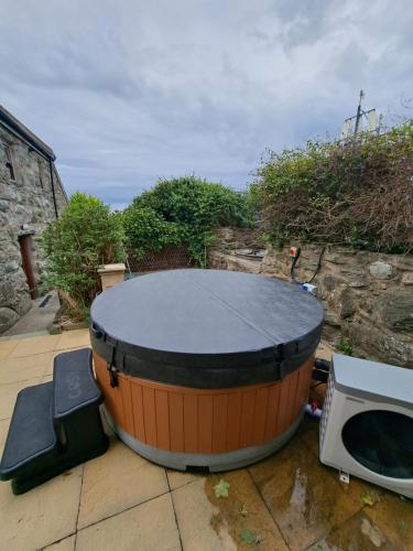 bañera de hidromasaje en la parte superior de un patio en Hendre Coed Isaf Caravan Park, en Barmouth