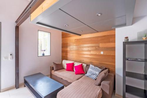 a living room with a couch and a table at Le Scarlett - Maison à 300m de la plage in Palavas-les-Flots