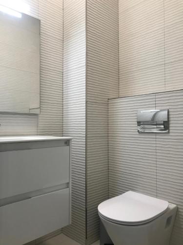 Łazienka z białą toaletą i umywalką w obiekcie Belmar Apartments w Walencji
