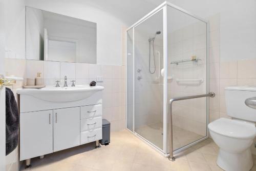 een badkamer met een douche, een wastafel en een toilet bij The Shamrock House A in Renmark