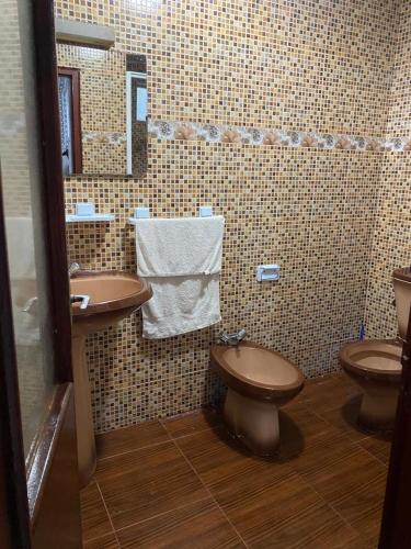 uma casa de banho com 2 WC e um lavatório em Tranquil Apartment Near Agadir Anza Beach em Agadir