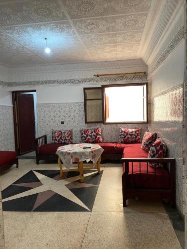 um quarto com duas camas e uma mesa em Tranquil Apartment Near Agadir Anza Beach em Agadir