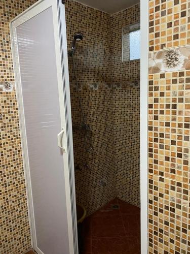 um chuveiro com uma porta de vidro na casa de banho em Tranquil Apartment Near Agadir Anza Beach em Agadir