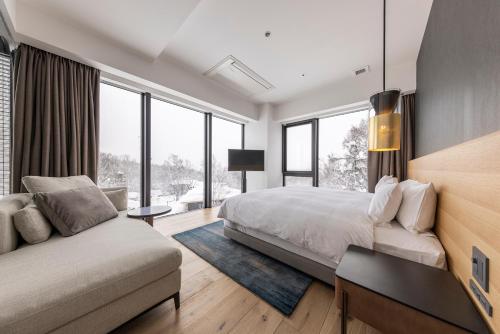 Una cama o camas en una habitación de Intuition