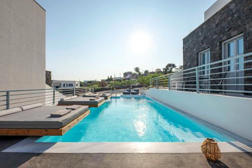 Πισίνα στο ή κοντά στο BlackStone Luxury Suites