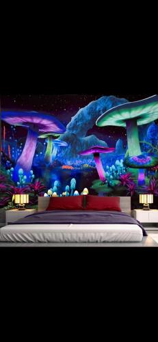 - une chambre avec un lit orné d'une peinture murale dans l'établissement Petite perle, à Boulogne-Billancourt