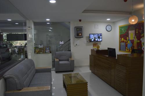 sala de estar con sofá y silla en HOTEL VIRAT INN en Hyderabad