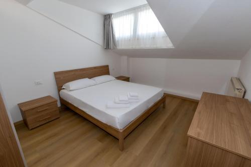 リミニにあるDimmiDiRimini - Appartamenti in Affittoの小さなベッドルーム(ベッド1台、窓付)