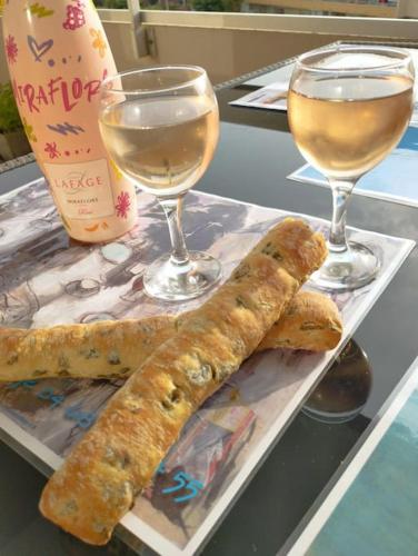 - un plateau avec deux verres de vin et quelques plats dans l'établissement Ipanema, à Canet