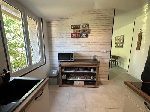 Il comprend une cuisine avec un comptoir et une télévision murale. dans l'établissement AnthologyBis, à Châteauroux