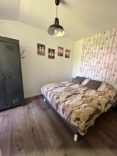 une chambre avec un lit dans une pièce dans l'établissement AnthologyBis, à Châteauroux