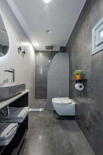 Ένα μπάνιο στο BlackStone Luxury Suites