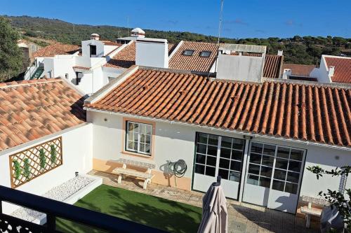 an aerial view of a house with a roof at Casa Melides perto Comporta in Melides